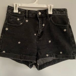 Pacsun Black Daisy Denim Mom Shorts *Size 28*